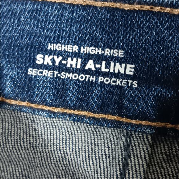 Old Navy Sky Hi A Line Denim Shorts Size 10 Raw Hems Blue Secret Smooth Pockets - Picture 6 of 7